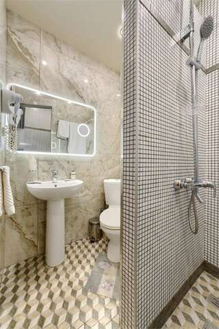 Гостиница Астория Волгоград Улучшенный номер с кроватью размера «king-size»-2