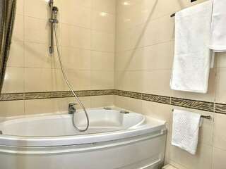 Гостиница Астория Волгоград Стандартный номер с кроватью размера «king-size»-9